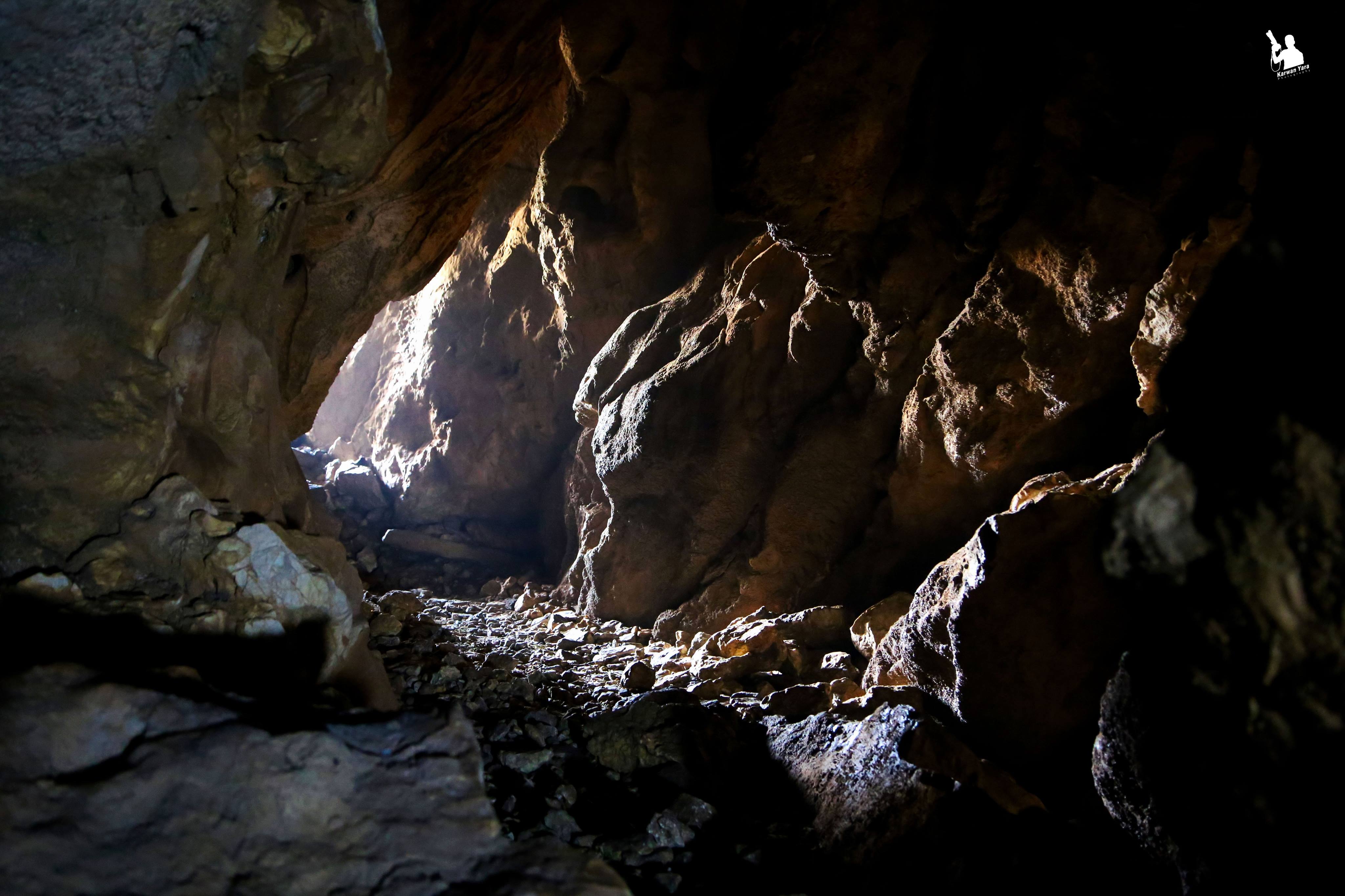 يقع كهف كونبا في جبل كولان على مقربة من بلدة دربنديخان ضمن محافظة السليمانية بإقليم كوردستان